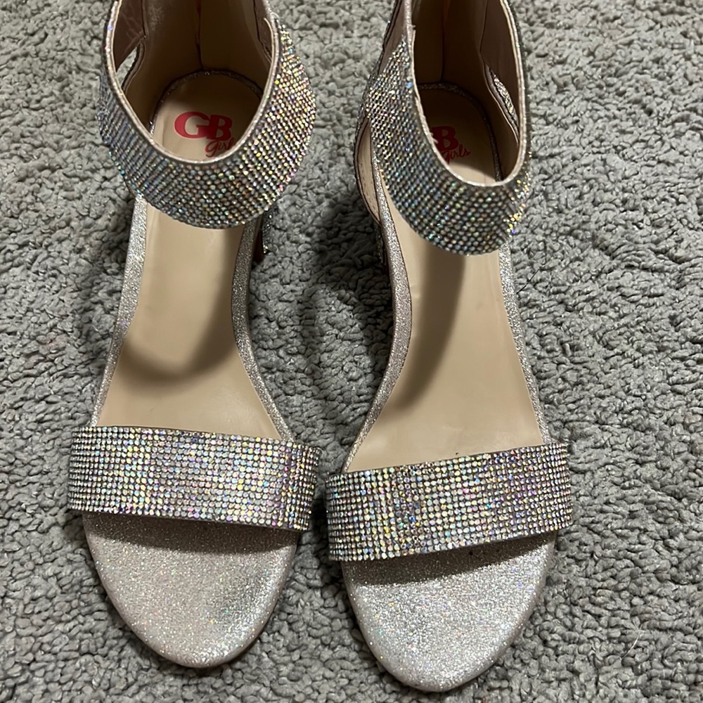 Girl dress shoes size 5M in great condition only worn 1 time